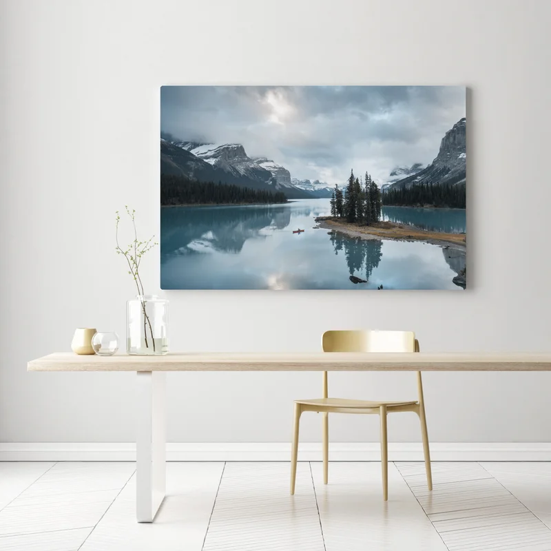 Leinwandbild ruhiger alpensee mit insel und kajak Leinwandbild ruhiger alpensee mit insel und kajak