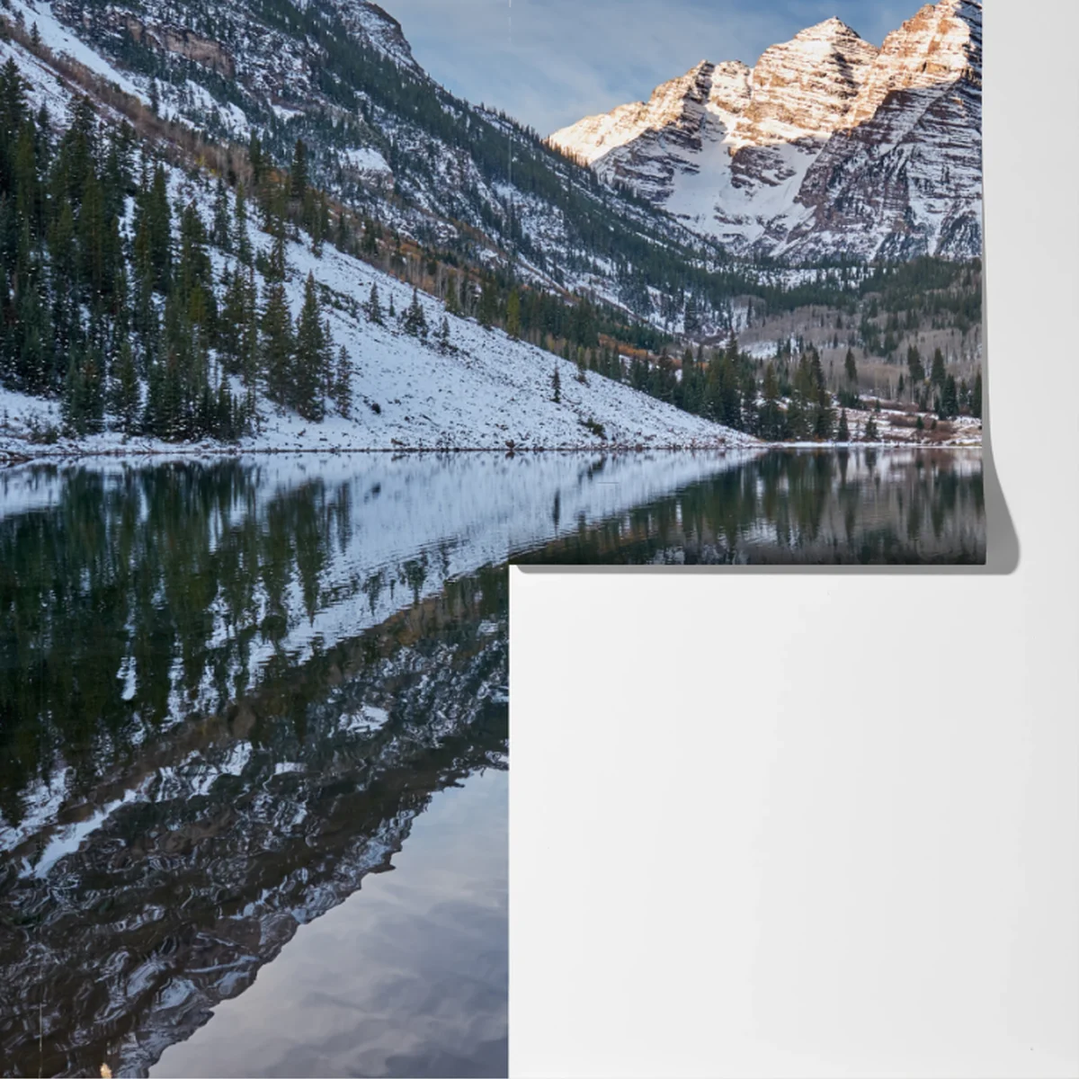 Fototapete ruhiger alpensee, der schneebedeckte gipfel und bunte herbstbäume spiegelt Fototapete ruhiger alpensee, der schneebedeckte gipfel und bunte herbstbäume spiegelt