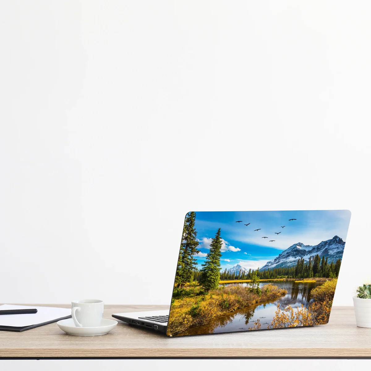 Naklejka na laptopa jesienne jezioro górskie z ptakami Naklejka na laptopa jesienne jezioro górskie z ptakami