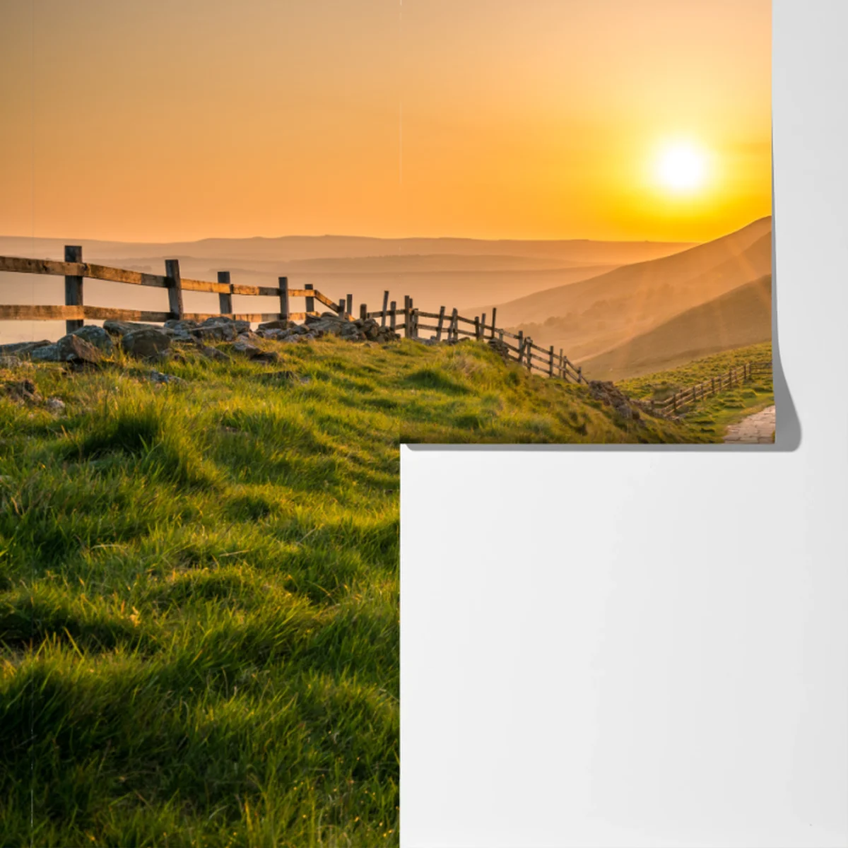 Fototapete sonnenaufgang über grünen hügeln Fototapete sonnenaufgang über grünen hügeln