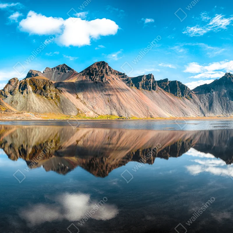 Repositionierbarer Aufkleber gespiegeltes Vestrahorn bei Stokksnes, Island Repositionierbarer Aufkleber gespiegeltes Vestrahorn bei Stokksnes, Island