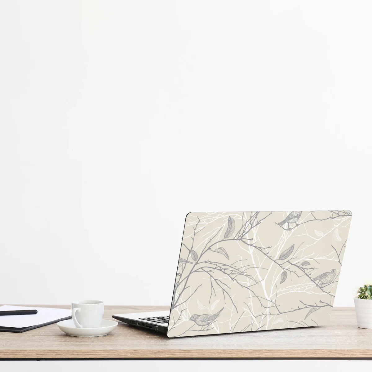 Laptop-Aufkleber zartes beiges muster mit vögeln und ästen Laptop-Aufkleber zartes beiges muster mit vögeln und ästen