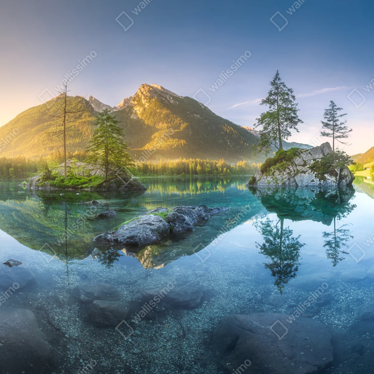 Leinwandbild alpensee bei sonnenaufgang mit spiegelnder reflexion Leinwandbild alpensee bei sonnenaufgang mit spiegelnder reflexion