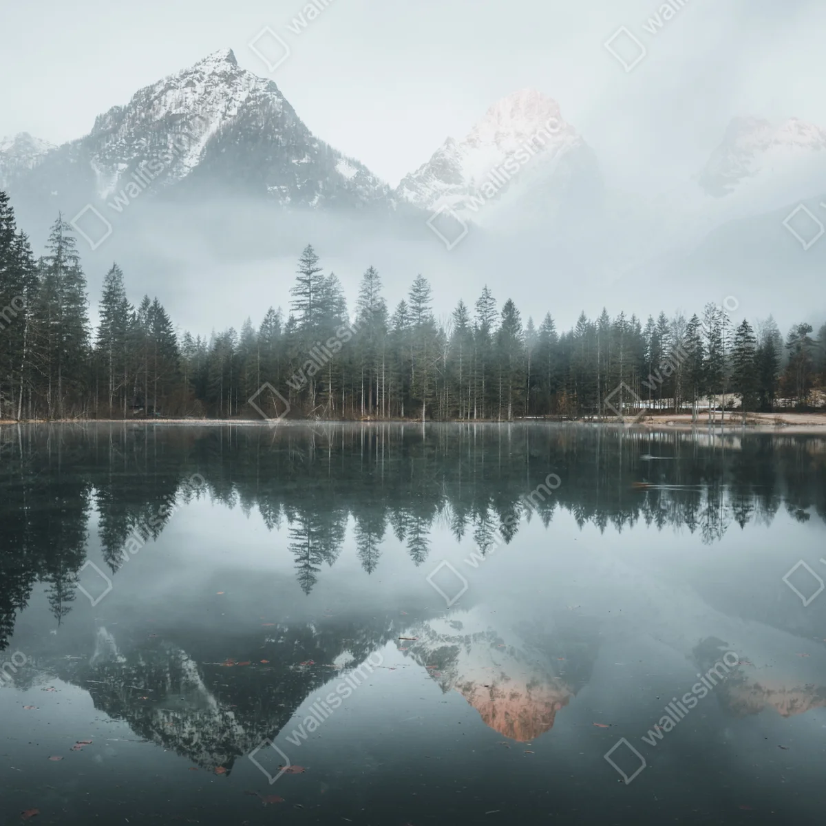 Leinwandbild neblige alpine spiegelung am ruhigen see Leinwandbild neblige alpine spiegelung am ruhigen see