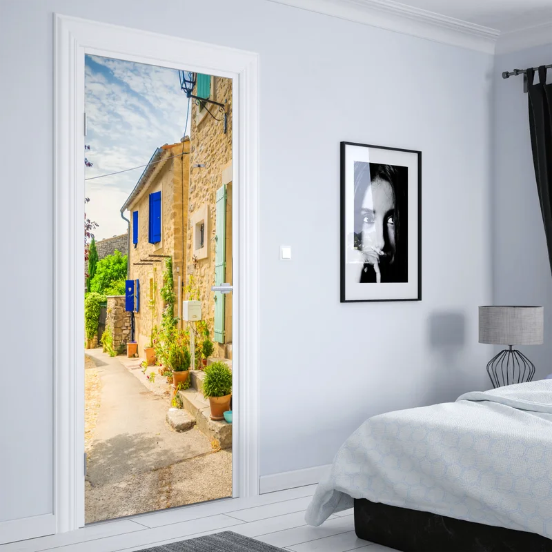 Türaufkleber sonnenbeschienene dorfstraße mit steinhäusern und bunten fensterläden