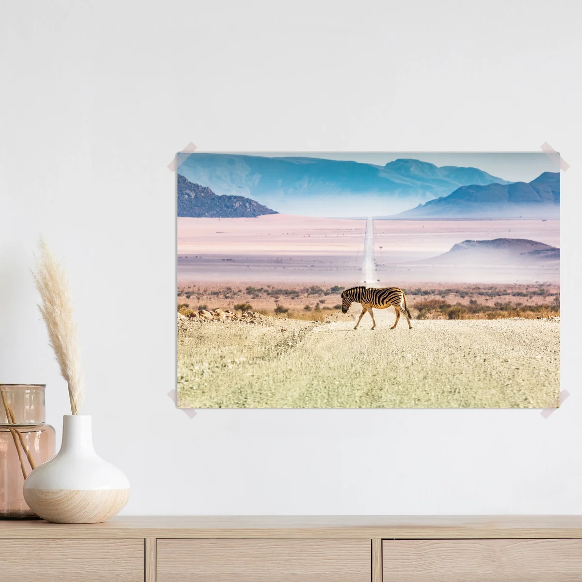 Poster zebra auf der wüstenstraße Poster zebra auf der wüstenstraße