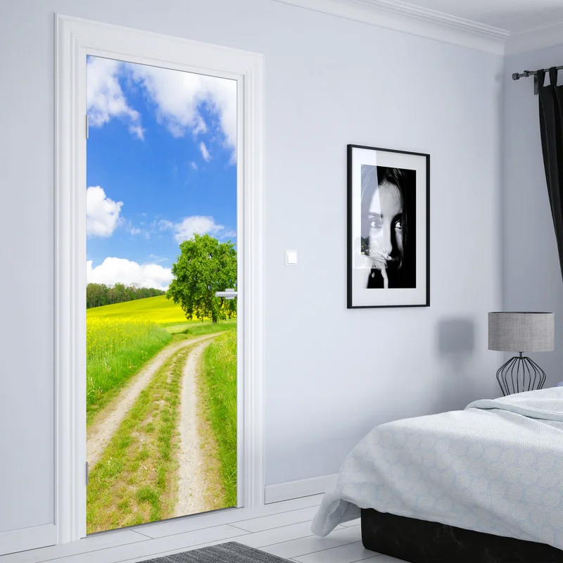 Türaufkleber sonniger feldweg mit einsamem baum