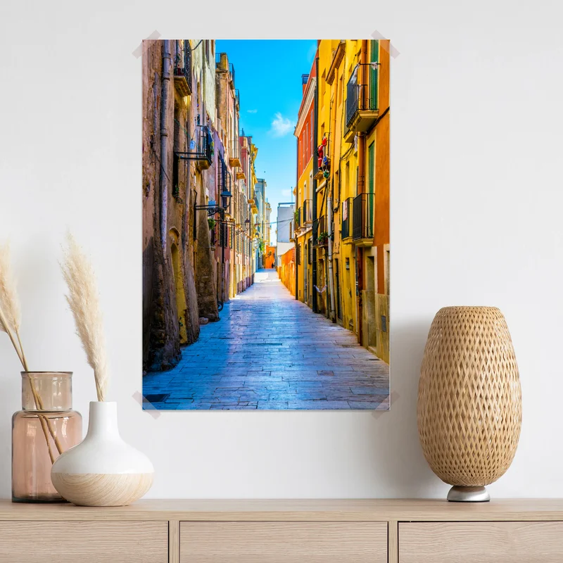 Poster sonnenbeschienene mediterrane gasse mit bunten fassaden Poster sonnenbeschienene mediterrane gasse mit bunten fassaden