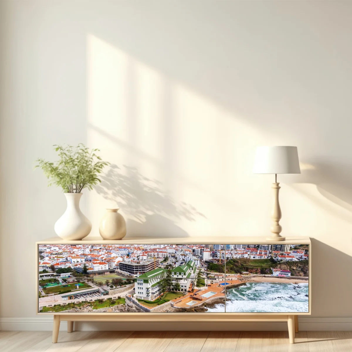 Repositionierbarer Aufkleber luftaufnahme einer küstenstadt mit tosenden wellen Repositionierbarer Aufkleber luftaufnahme einer küstenstadt mit tosenden wellen