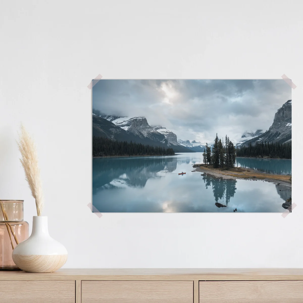 Poster ruhiger alpensee mit insel und kajak Poster ruhiger alpensee mit insel und kajak