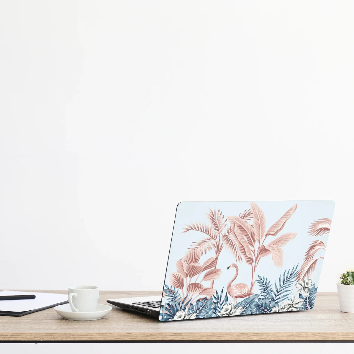 Naklejka na laptopa pastelowy tropikalny ogród z flamingiem Naklejka na laptopa pastelowy tropikalny ogród z flamingiem