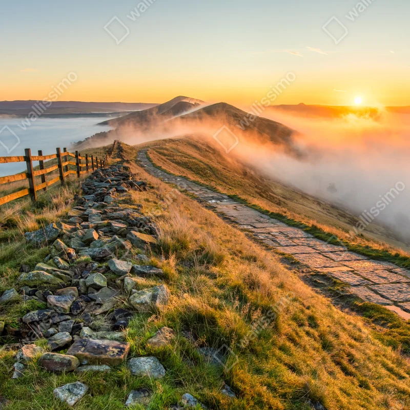 Tischaufkleber und Schreibtischaufkleber sonnenaufgang über einem nebligen bergrücken mit steinweg Tischaufkleber und Schreibtischaufkleber sonnenaufgang über einem nebligen bergrücken mit steinweg