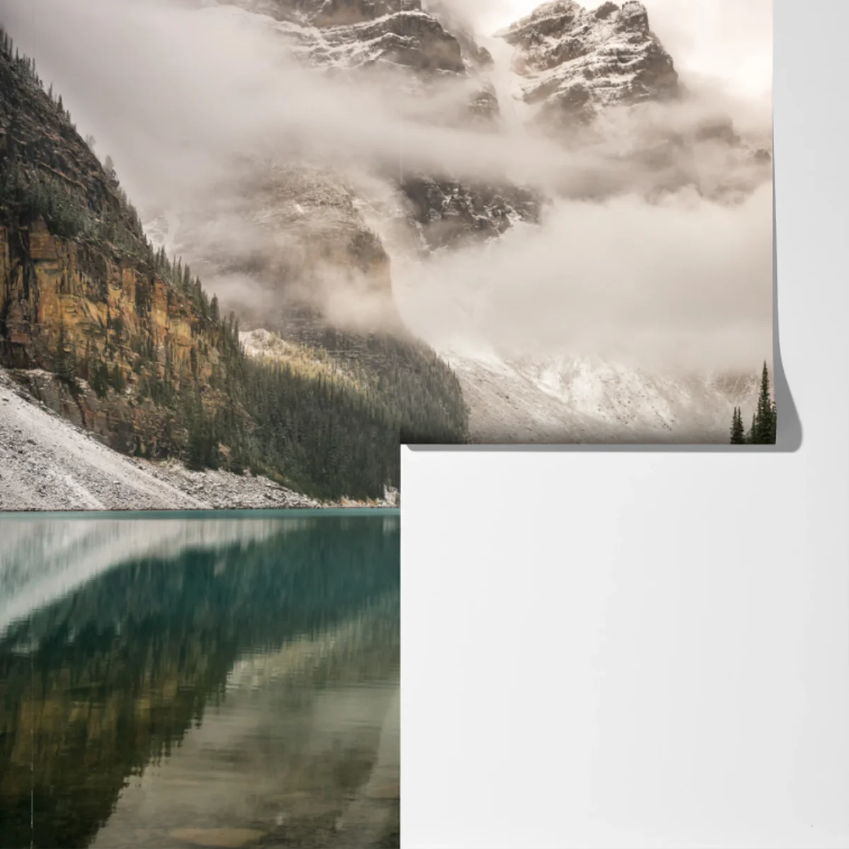 Fototapete nebliger bergsee mit spiegelung Fototapete nebliger bergsee mit spiegelung