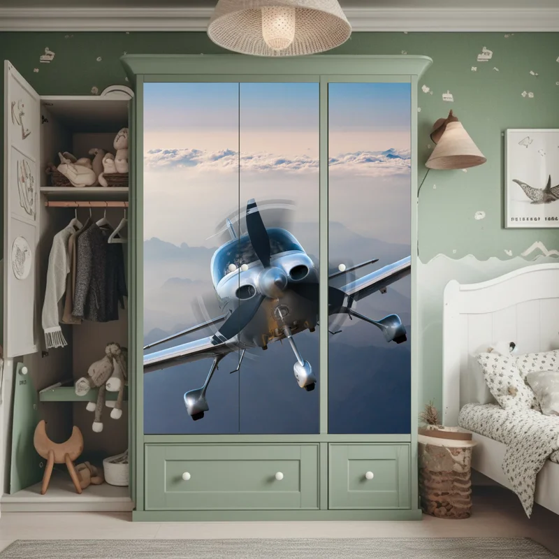 Schrankaufkleber silbernes propellerflugzeug über nebeligen bergen Schrankaufkleber silbernes propellerflugzeug über nebeligen bergen