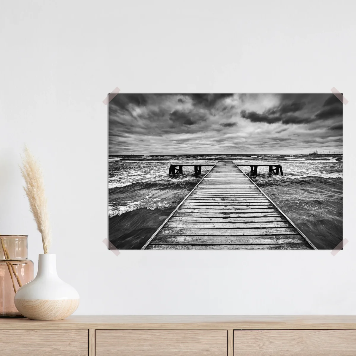 Poster dramatischer schwarzweiß-steg in stürmischer see Poster dramatischer schwarzweiß-steg in stürmischer see