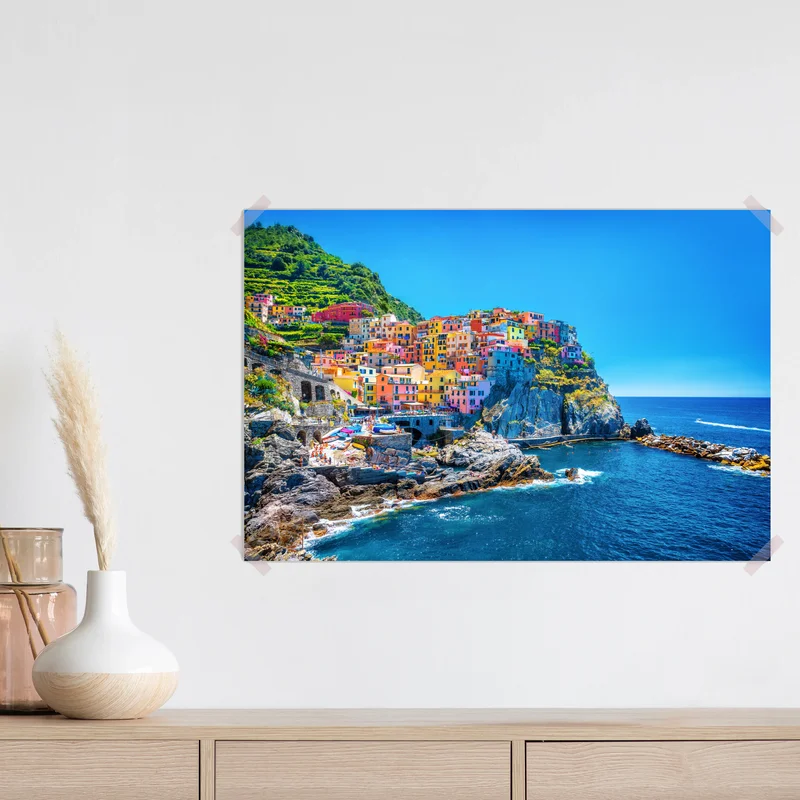 Poster farbenfrohes dorf am klippenmeer Poster farbenfrohes dorf am klippenmeer