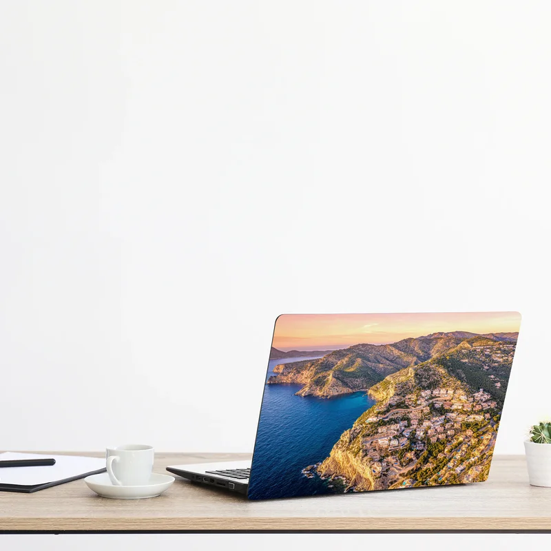 Laptop-Aufkleber sonnenuntergang über küstenlandschaft mit dorf am kliff