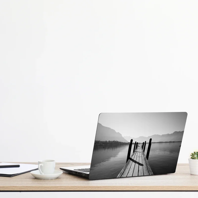 Naklejka na laptopa spokojny pomost nad jeziorem w czerni i bieli