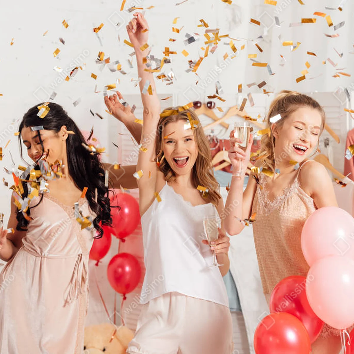 Leinwandbild schöne fröhliche multikulturelle Mädchen mit Champagnergläsern und feiern unter fallendem Konfetti bei Pyjama-Party • Leinwandbilder bei Wallnifity® Leinwandbild schöne fröhliche multikulturelle Mädchen mit Champagnergläsern und feiern unter fallendem Konfetti bei Pyjama-Party • Leinwandbilder bei Wallnifity®