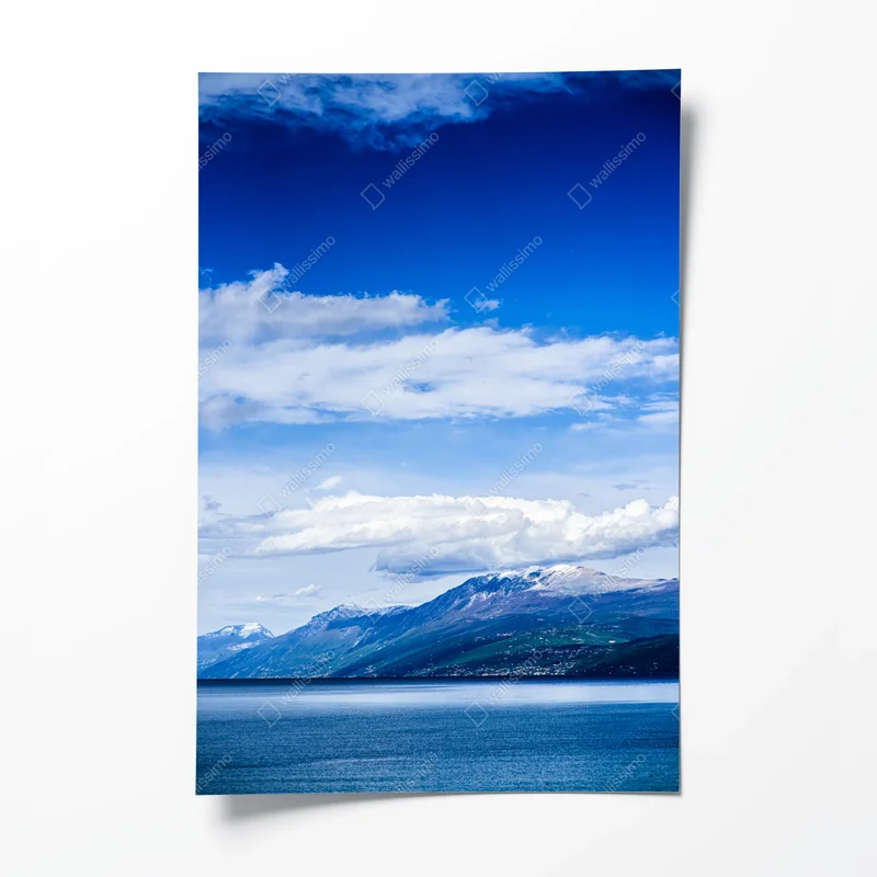 Poster ruhige blaue berg- und meerlandschaft • Poster bei Wallnifity® Poster ruhige blaue berg- und meerlandschaft • Poster bei Wallnifity®