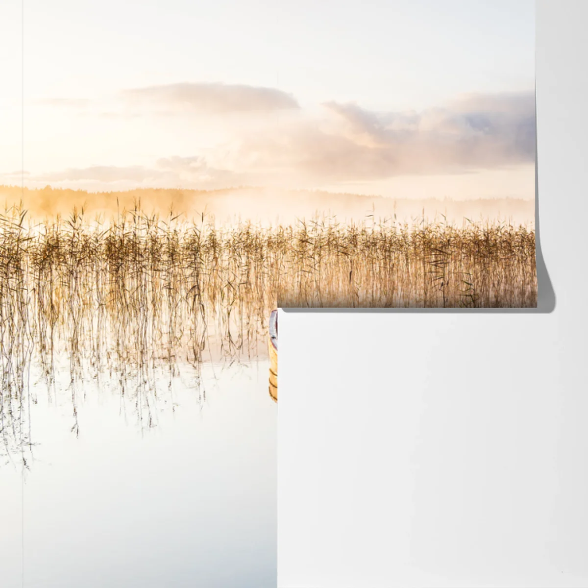 Fototapete nebliger morgen am see mit rotem boot Fototapete nebliger morgen am see mit rotem boot