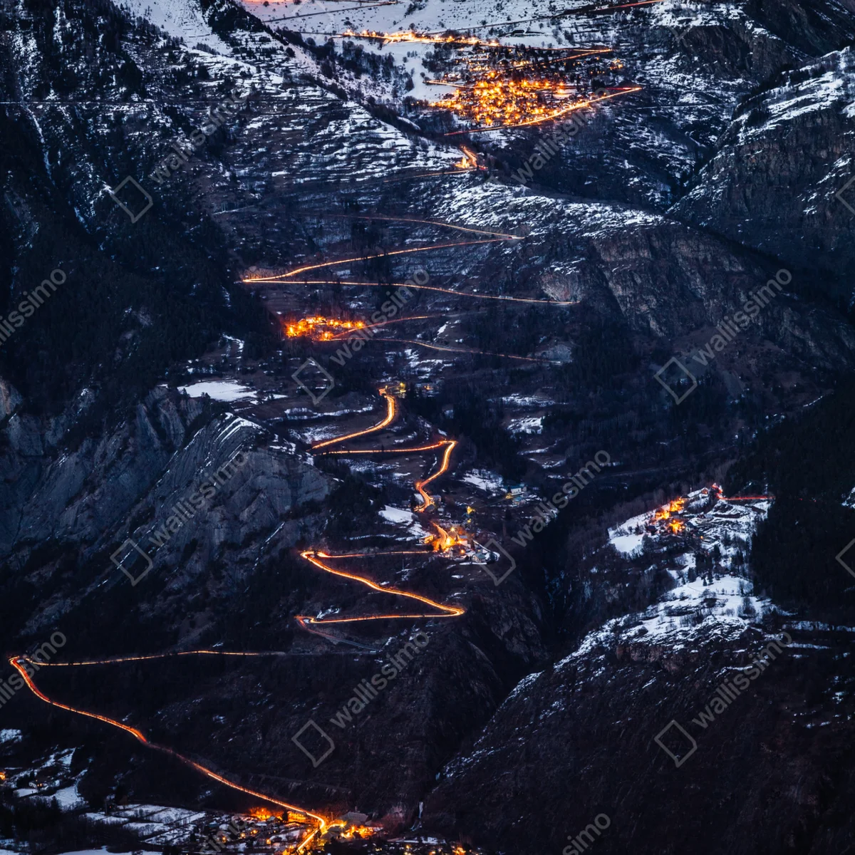 Naklejka na laptopa Alpe d'Huez nocna wspinaczka po krętej drodze Naklejka na laptopa Alpe d'Huez nocna wspinaczka po krętej drodze