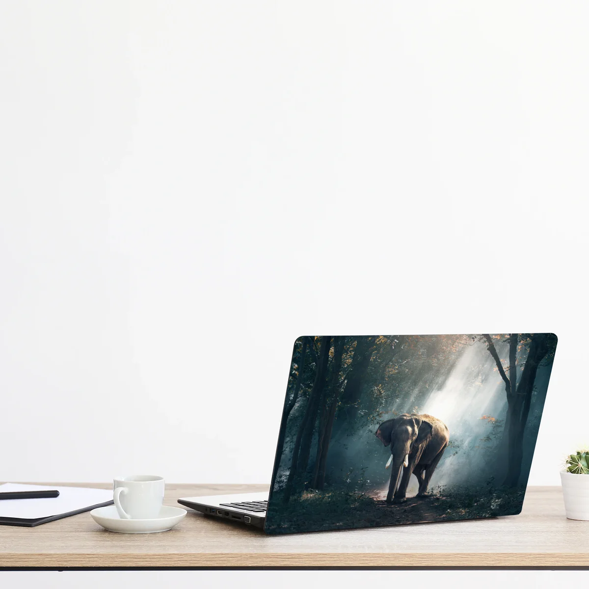 Laptop-Aufkleber majestätischer elefant im sonnenlichtdurchfluteten wald Laptop-Aufkleber majestätischer elefant im sonnenlichtdurchfluteten wald