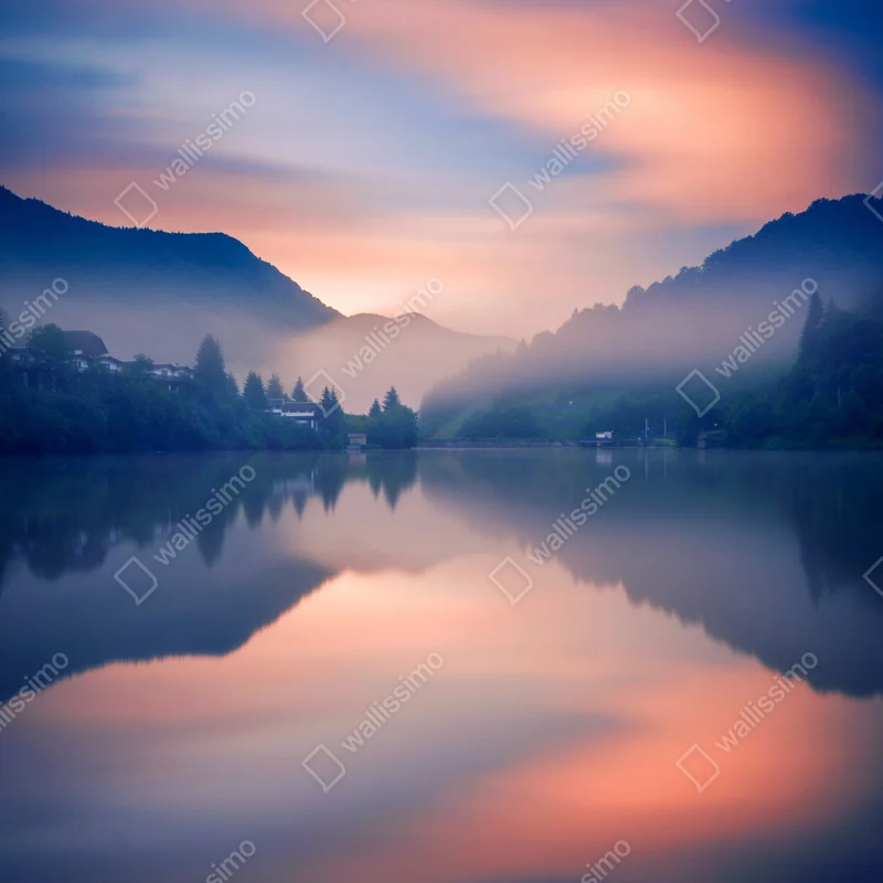 Kühlschrankaufkleber nebeliger bergsee bei dämmerung Kühlschrankaufkleber nebeliger bergsee bei dämmerung