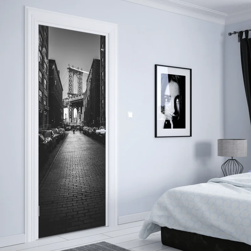 Türaufkleber Manhattan Bridge im rahmen einer gepflasterten straße