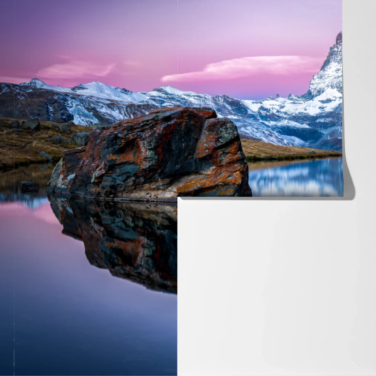 Fototapete majestätischer alpenberg gespiegelt im ruhigen see Fototapete majestätischer alpenberg gespiegelt im ruhigen see