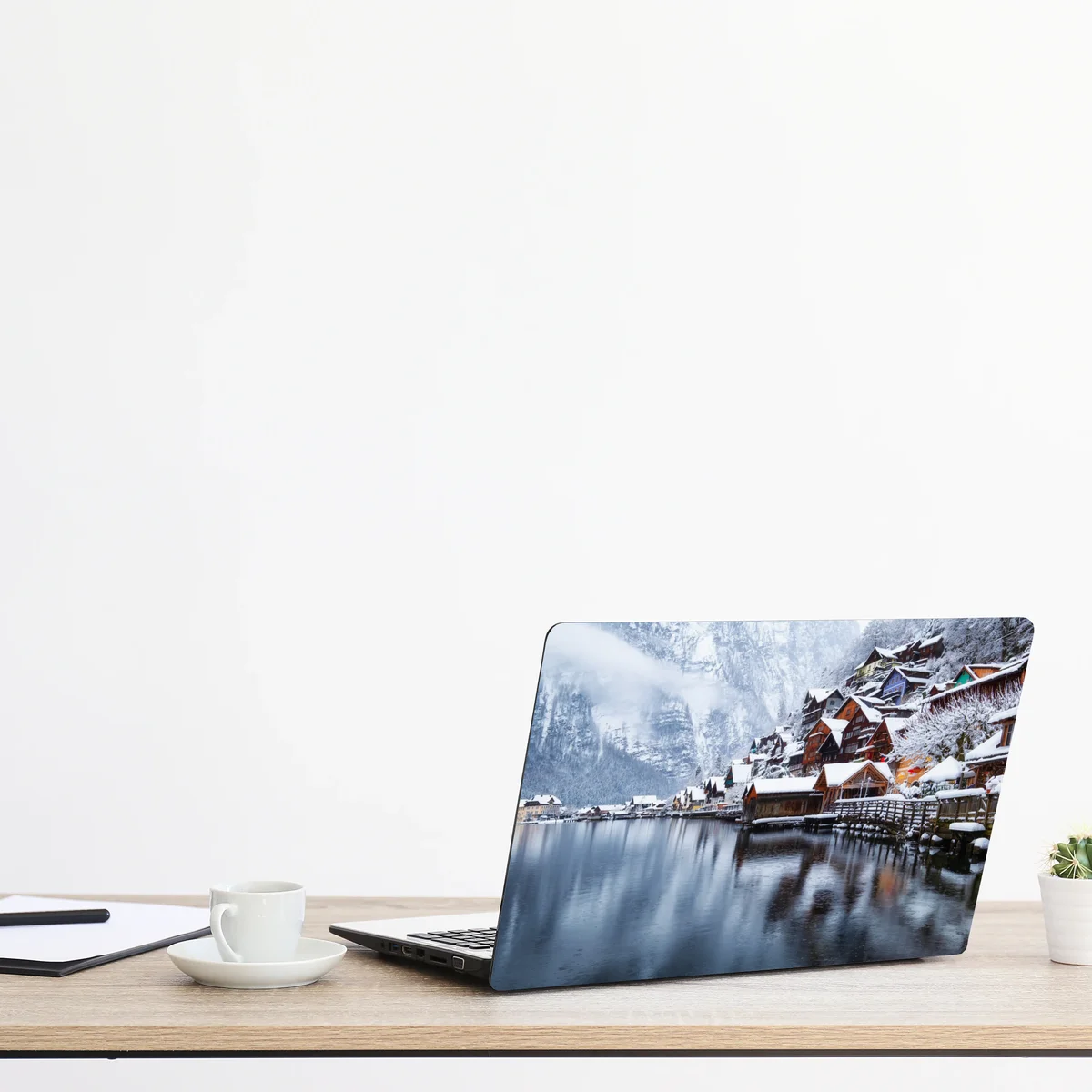 Naklejka na laptopa śnieżna wieś Hallstatt nad jeziorem Naklejka na laptopa śnieżna wieś Hallstatt nad jeziorem