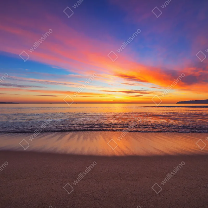 Leinwandbild lebendiger sonnenaufgang über einem ruhigen strand Leinwandbild lebendiger sonnenaufgang über einem ruhigen strand