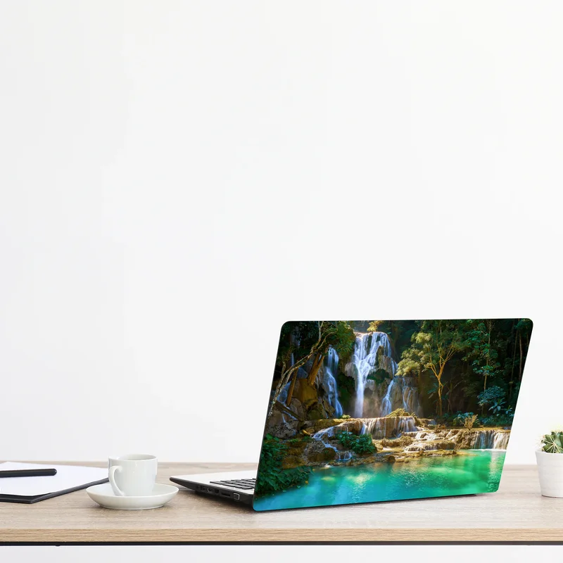 Naklejka na laptopa turkusowy wodospad w bujnym lesie