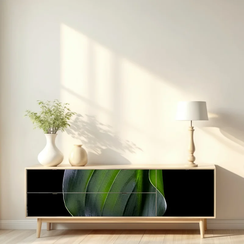 Repositionierbarer Aufkleber elegantes grünes blatt auf schwarzem hintergrund