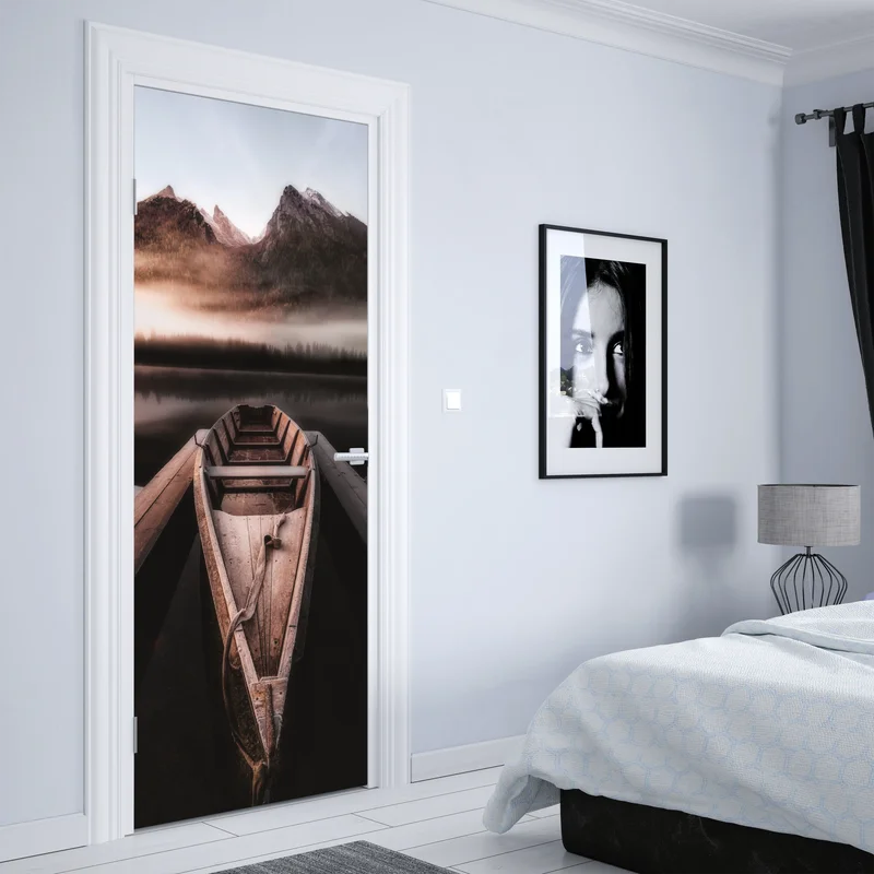 Türaufkleber nebliges boot am bergsee