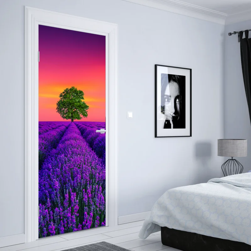 Türaufkleber lavendelfeld bei sonnenuntergang mit einsamem baum Türaufkleber lavendelfeld bei sonnenuntergang mit einsamem baum