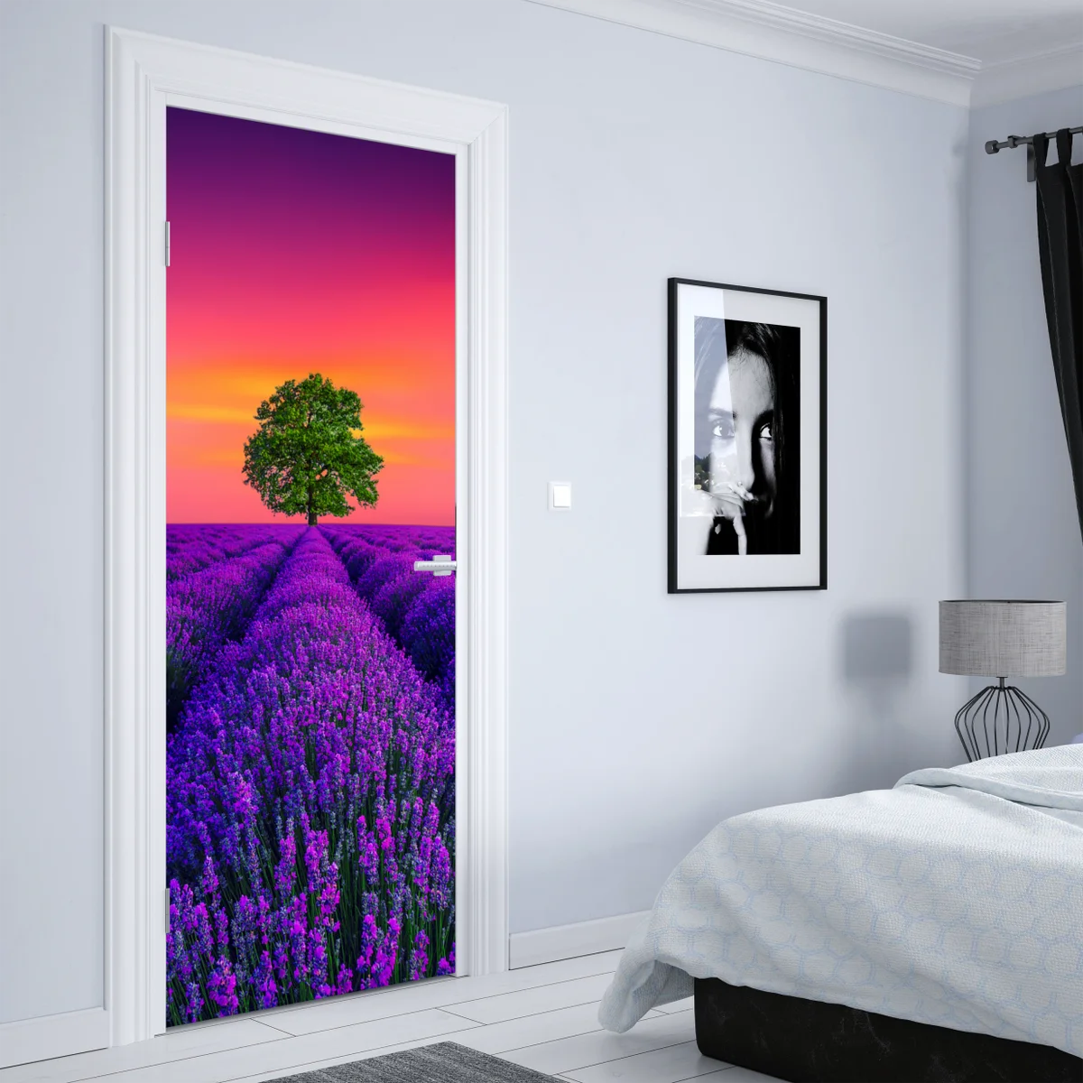 Türaufkleber lavendelfeld bei sonnenuntergang mit einsamem baum Türaufkleber lavendelfeld bei sonnenuntergang mit einsamem baum