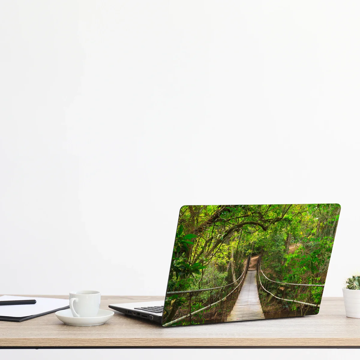 Naklejka na laptopa wiszący drewniany most w zielonym lesie Naklejka na laptopa wiszący drewniany most w zielonym lesie