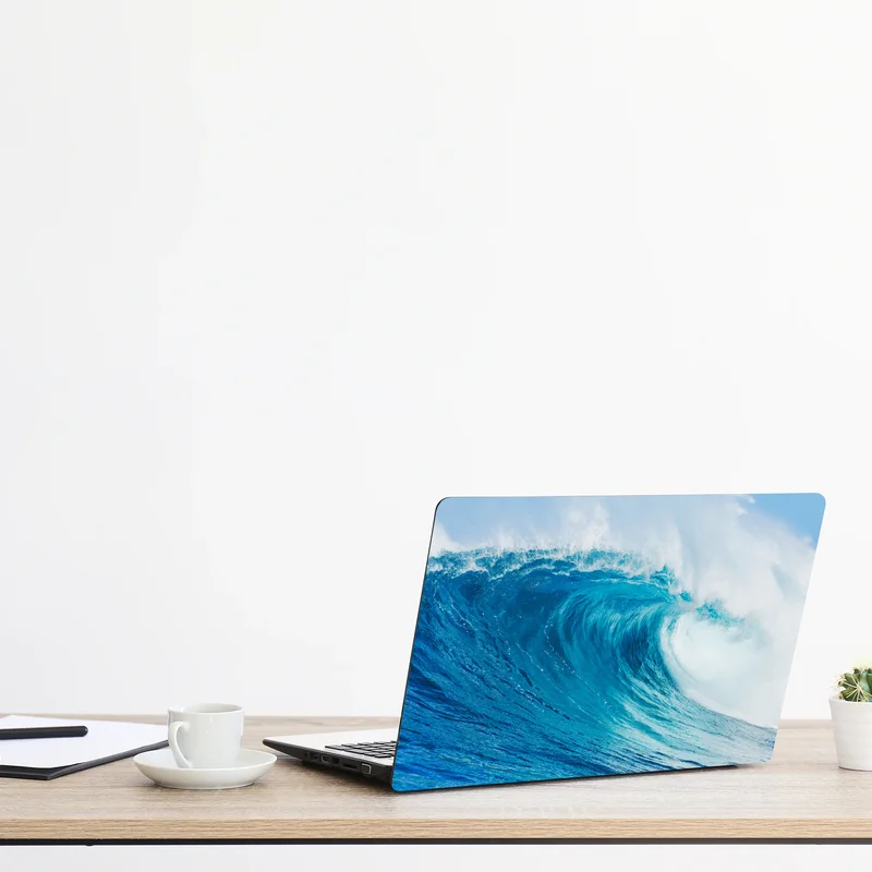 Naklejka na laptopa majestatyczna niebieska fala oceaniczna