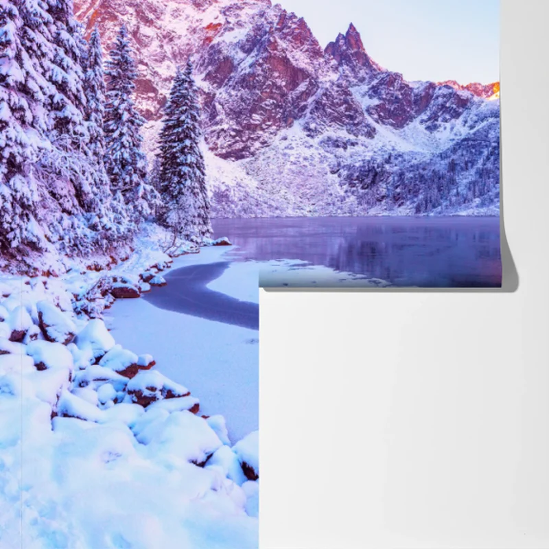 Fototapeta góry skąpane w świetle wschodu nad zamarzniętym jeziorem Fototapeta góry skąpane w świetle wschodu nad zamarzniętym jeziorem