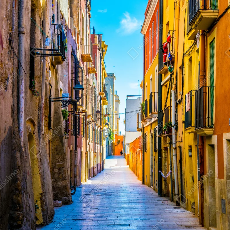 Türaufkleber sonnenbeschienene mediterrane gasse mit bunten fassaden Türaufkleber sonnenbeschienene mediterrane gasse mit bunten fassaden