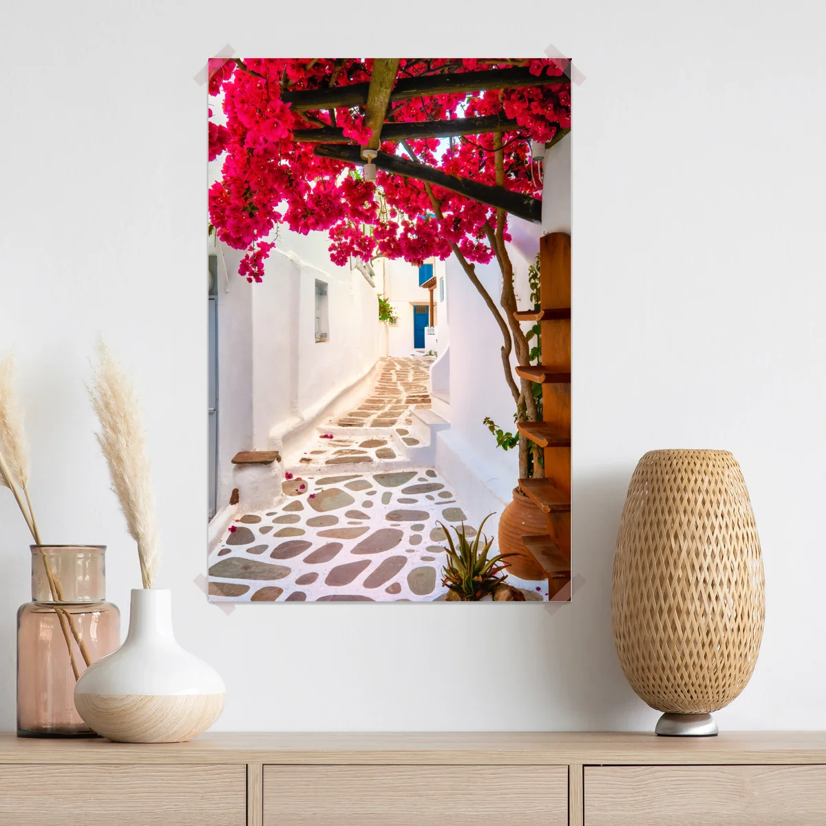 Poster sonnige gasse in Griechenland mit bougainvillea Poster sonnige gasse in Griechenland mit bougainvillea