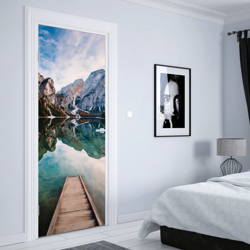 Türaufkleber ruhiger alpensee mit hölzernem steg