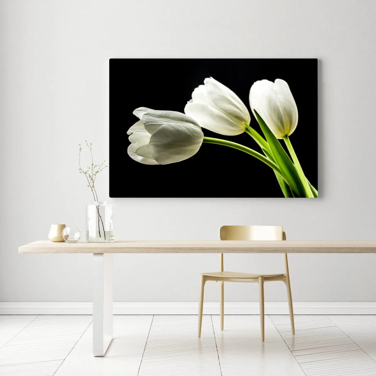 Leinwandbild elegante weiße tulpen vor schwarzem hintergrund Leinwandbild elegante weiße tulpen vor schwarzem hintergrund
