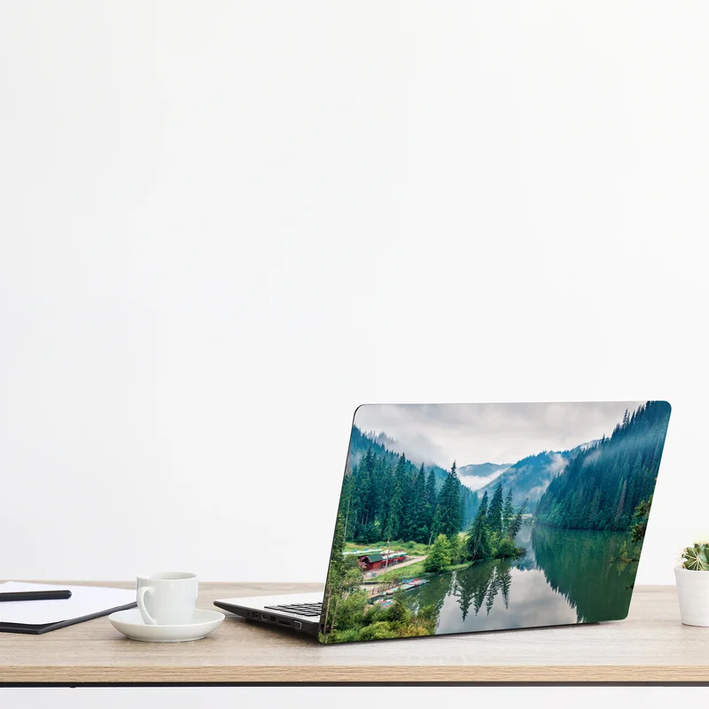 Naklejka na laptopa mglisty poranek nad Lacu Rosu