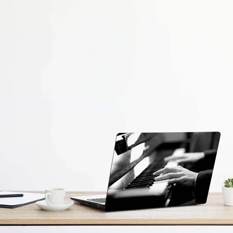 Laptop-Aufkleber intime hände auf klaviertasten in monochrom