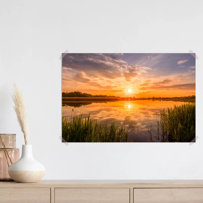 Poster goldener sonnenuntergang über idyllischem see Poster goldener sonnenuntergang über idyllischem see