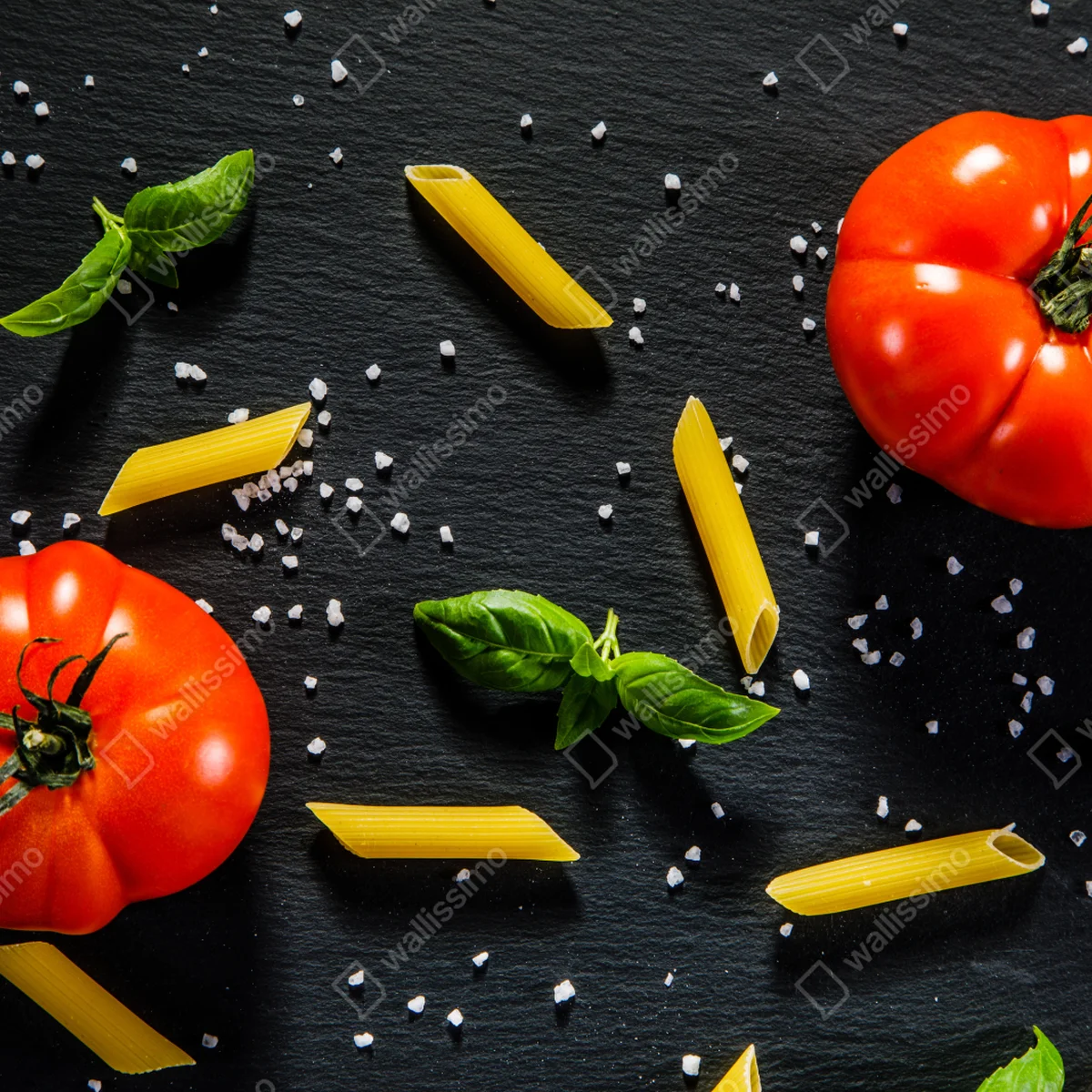 Türaufkleber tomaten und penne auf schwarzem schiefer Türaufkleber tomaten und penne auf schwarzem schiefer