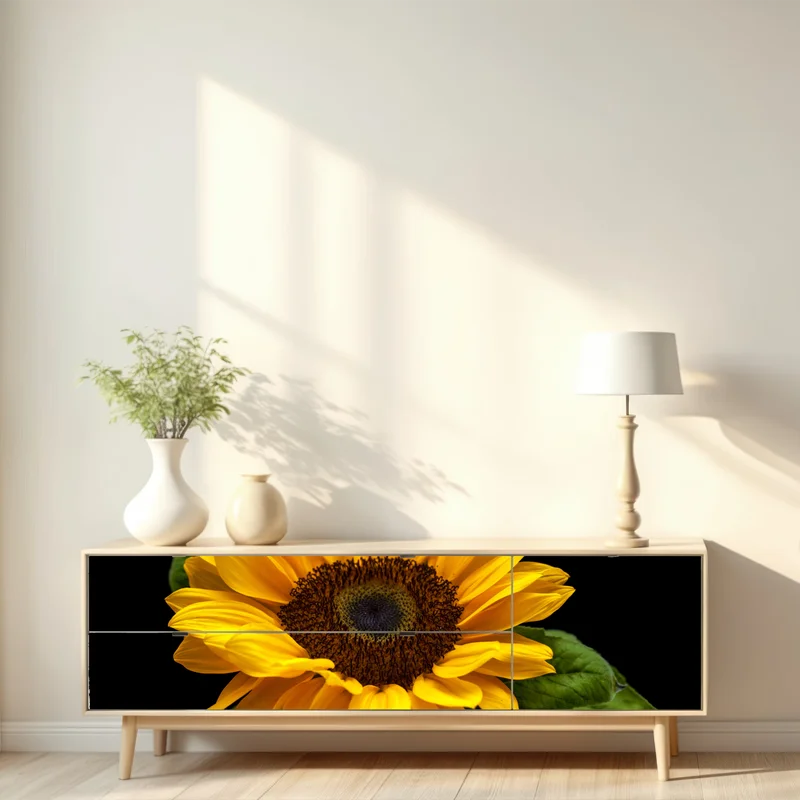 Repositionierbarer Aufkleber leuchtende sonnenblume auf schwarzem hintergrund