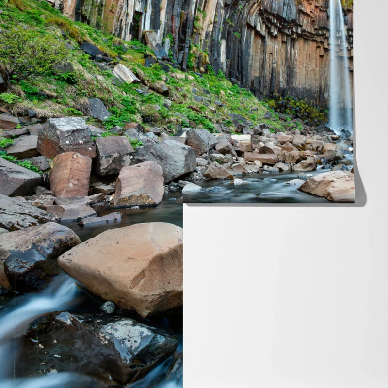 Fototapete dramatischer wasserfall zwischen basaltklippen Fototapete dramatischer wasserfall zwischen basaltklippen